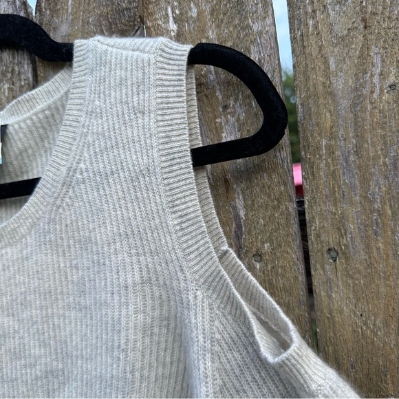 Ann Taylor 100% Cashmere Cold Shoulder Wide Sleeve Sweater Sz M - Picture 5 of 15